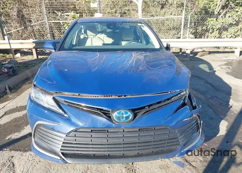2024 Toyota Camry Hybrid Le z USA, uszkodzony, nr VIN 4T1C31AKXRU066423